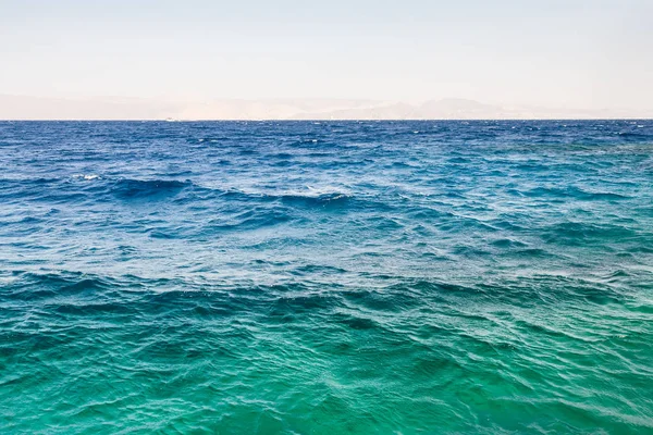 Superfície da água do Golfo de Aqaba no Mar Vermelho — Fotografia de Stock