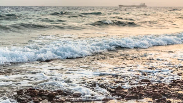 Surf on Gulf of Aqaba beach on Red Sea in winter — Stock Photo, Image