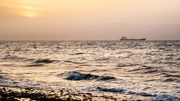 Pôr-do-sol amarelo sobre Golfo de Aqaba no inverno — Fotografia de Stock