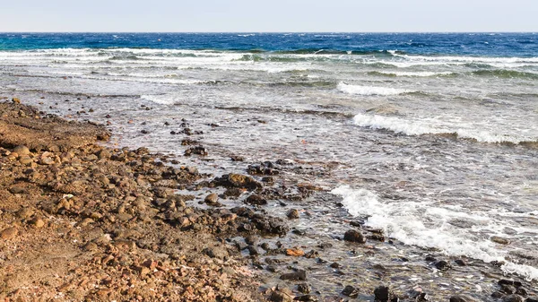 Spiaggia sporca di petrolio vicino al porto di Aqaba — Foto Stock