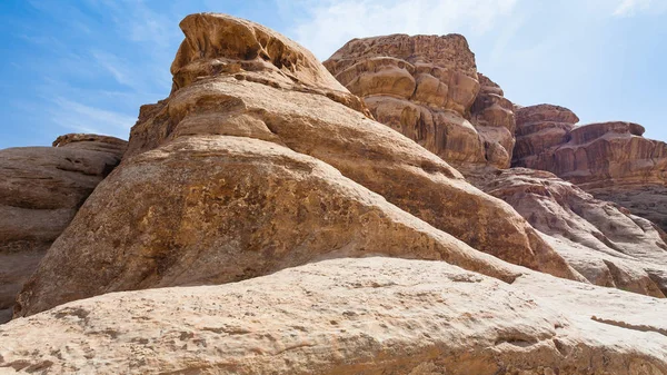 Oude zandstenen bergen in Wadi Rum woestijn — Stockfoto