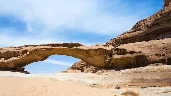 Puente de montaje de piedra arenisca en el desierto de ron Wadi —  Fotos de Stock