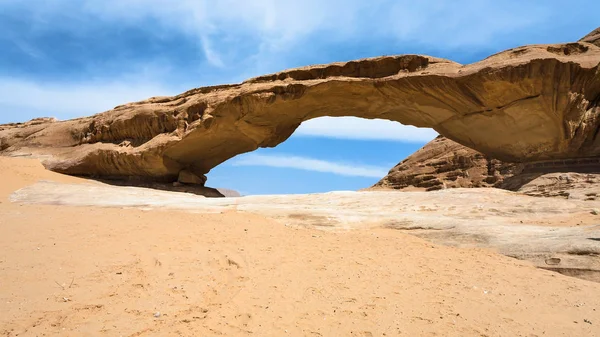 Weergave van brug zandsteen rotsen in Wadi Rum woestijn — Stockfoto