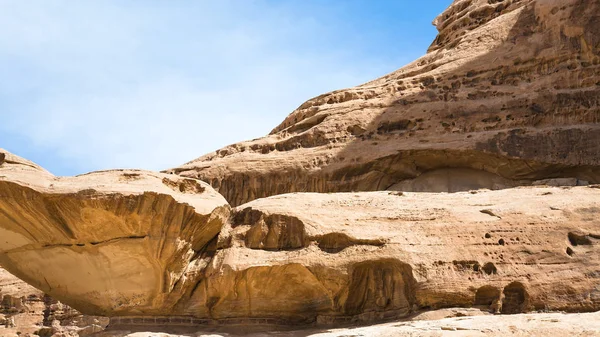 Viejas rocas de arenisca en el desierto de Wadi Rum — Foto de Stock