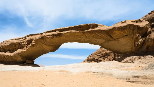 Ponte di arenaria nel deserto di Wadi Rum — Foto Stock