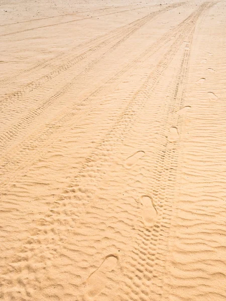 Reifenabdruck auf Dünensand in der Wadi-Rum-Wüste — Stockfoto