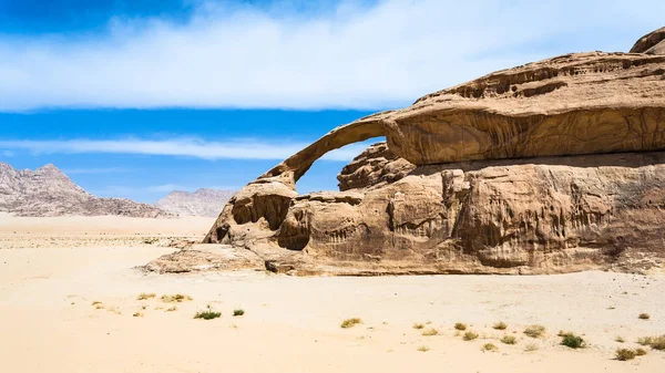 Zandsteen rock in Wadi Rum woestijn — Stockfoto