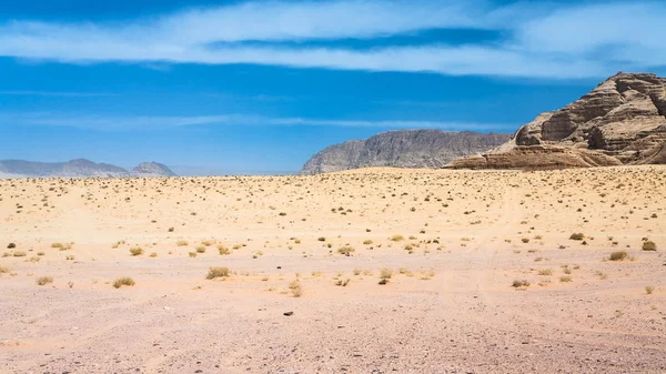 Krajobraz pustyni Wadi Rum — Zdjęcie stockowe