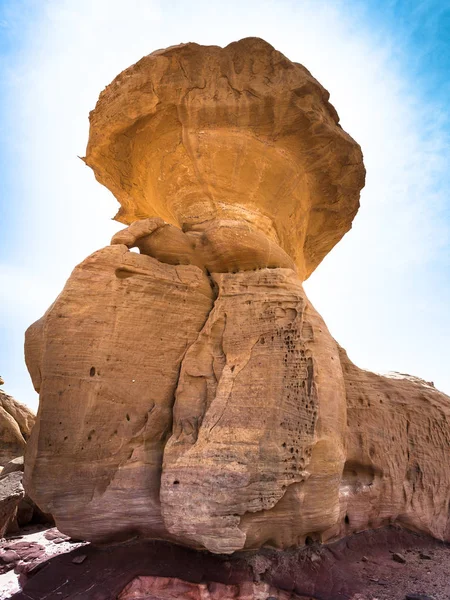 Rocha de cogumelos no deserto de Wadi Rum — Fotografia de Stock