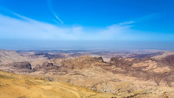 Kék ég alatt hegy körüli terület Wadi Araba — Stock Fotó