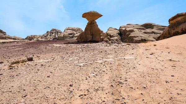 Uitzicht op de rots van de paddestoel in Wadi Rum woestijn — Stockfoto