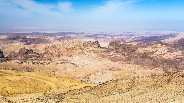 Vista de montanhas sedimentares em torno de Wadi Araba — Fotografia de Stock