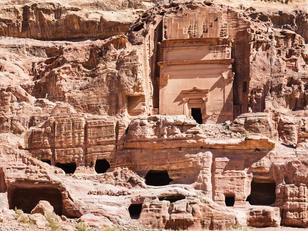 Vista frontal de la tumba de Uneishu en la antigua ciudad de Petra — Foto de Stock