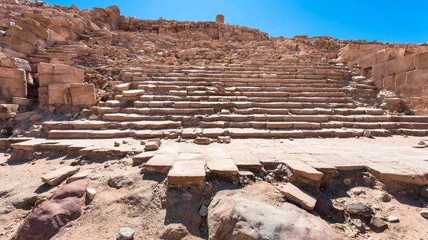 Pasos en antiguo Gran Templo en la ciudad de Petra —  Fotos de Stock