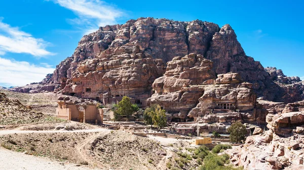 Храм Dushares і недобудовані гробниці в Petra — стокове фото