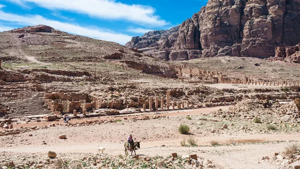 Kolonnadenstraße und großer Tempel in Petra-Stadt — Stockfoto