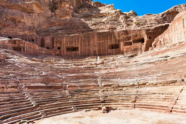 Ancien amphithéâtre nabatéen dans la ville de Petra — Photo