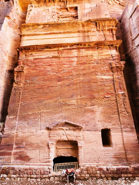 Forntida nabataean grav i Petra stad — Stockfoto