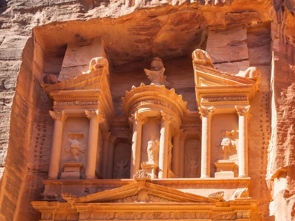 Parte superior da fachada O templo do Tesouro em Petra — Fotografia de Stock