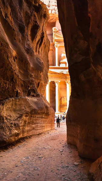 Vista del templo de al-Jazneh desde Al Siq en Petra — Foto de Stock