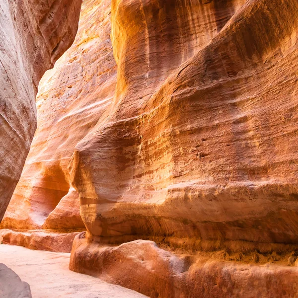 Paredes de arenito de Al Siq passagem para a cidade de Petra — Fotografia de Stock