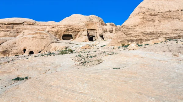 Tumbas y cuevas en el camino de Bab as-Siq a Petra — Foto de Stock