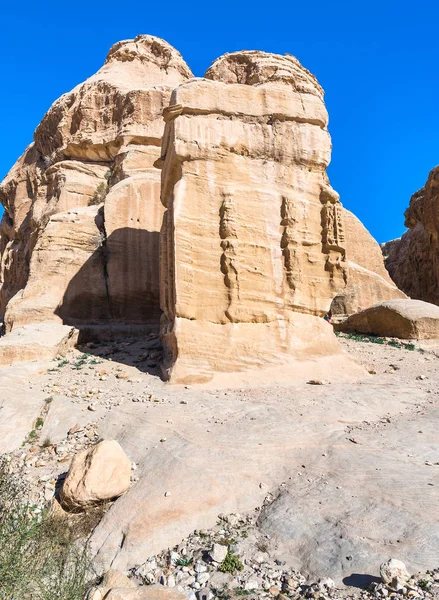 Relief sur les blocs Djinn à la route Bab as-Siq à Petra — Photo