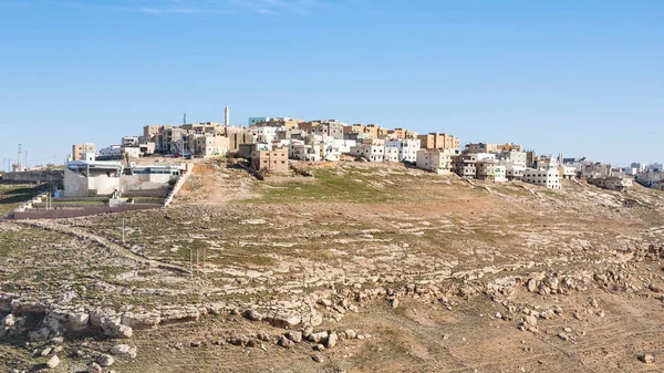 Uitzicht over de stad Al-Karak in Jordanië in de winter — Stockfoto