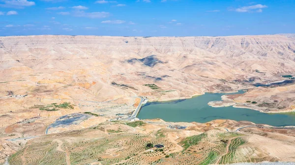 Vallei van de Wadi Mujib rivier en Al Mujib dam — Stockfoto