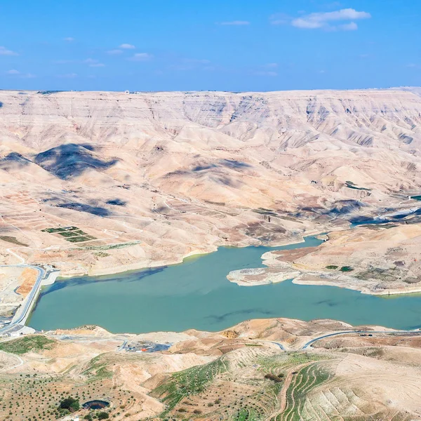 Powyżej widok na rzekę Wadi Mujib i Al Mujib dam — Zdjęcie stockowe