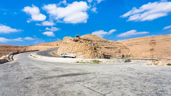 Serpentine mountain road King 's highway in Jordan — стоковое фото