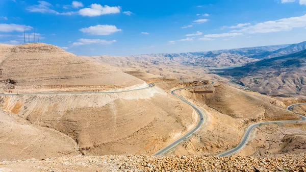 在 Al Mujib 大坝附近的山中王公路 — 图库照片