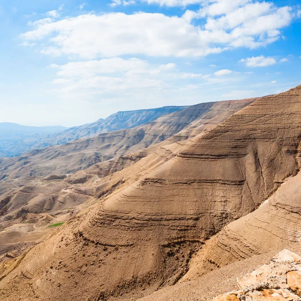 Montagnes brunes dans la vallée de la rivière Wadi Mujib — Photo