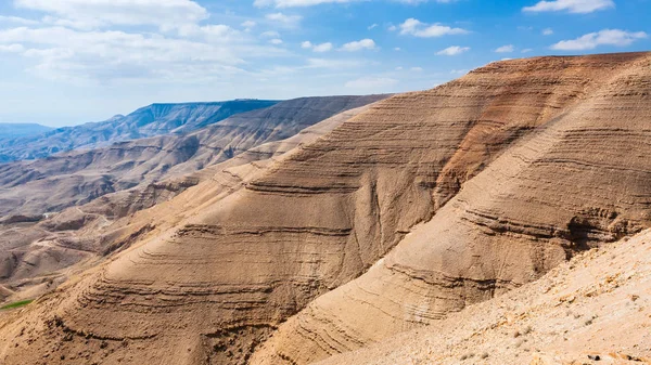 Montanha sedimentar no vale do rio Wadi Mujib — Fotografia de Stock