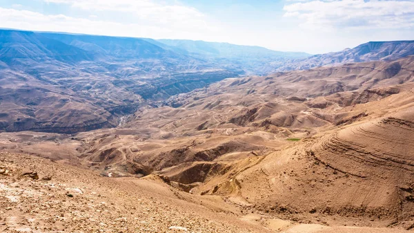 Berglandschap in de rivier van de vallei van de Wadi Mujib — Stockfoto