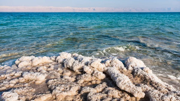 Trozos de sal de cerca en la playa del Mar Muerto — Foto de Stock