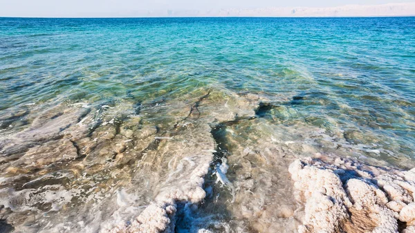 Kust van de dode zee in zonnige winterdag — Stockfoto