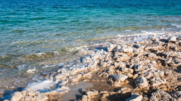 De kustlijn van de dode zee in zonnige winterdag — Stockfoto