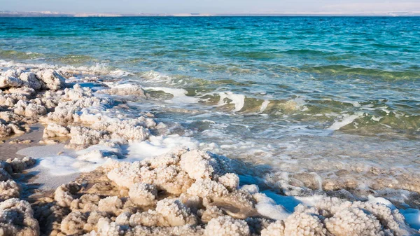 Kust van de dode zee in zonnige winterdag — Stockfoto