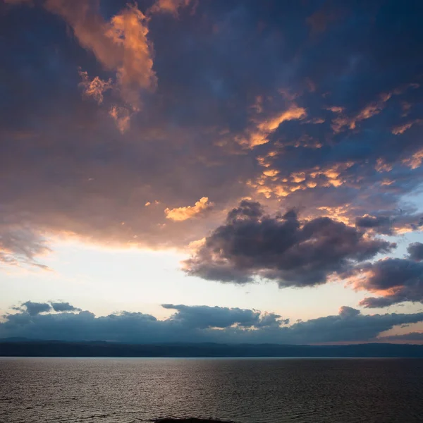 Röda och blå solnedgång moln över döda havet på vintern — Stockfoto