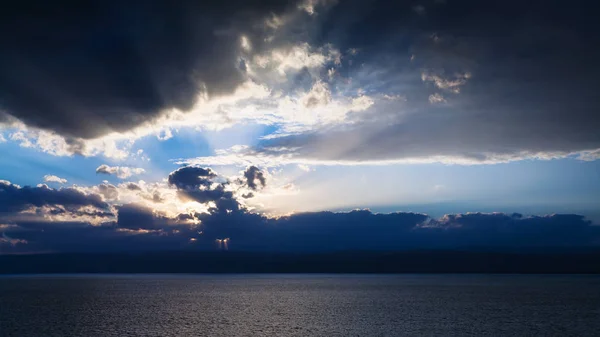 Coucher de soleil dans les nuages bleu foncé sur la mer Morte — Photo