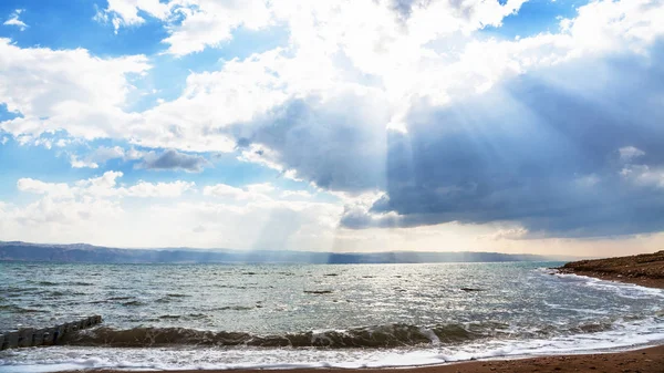 Sol pasa a través de nubes azules sobre el Mar Muerto —  Fotos de Stock