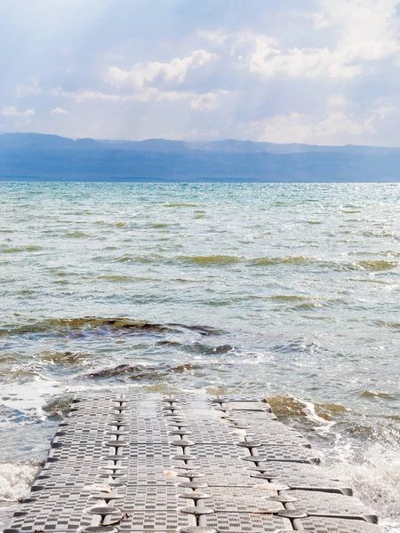 Понтонний пристані на узбережжі Мертвого моря в зимовий період — стокове фото