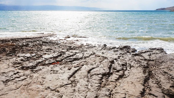 Argilla costa del Mar Morto in giorno d'inverno — Foto Stock