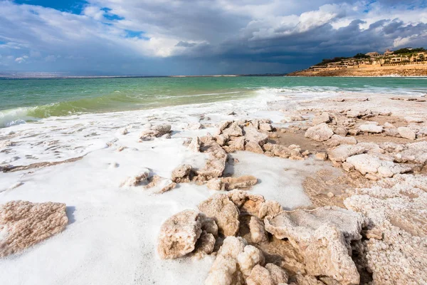 Άποψη της Νεκράς θάλασσας ακτή στην ηλιόλουστη χειμωνιάτικη ημέρα — Φωτογραφία Αρχείου