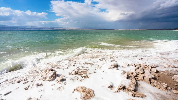 Άποψη της Νεκράς θάλασσας σε ηλιόλουστη χειμωνιάτικη μέρα — Φωτογραφία Αρχείου