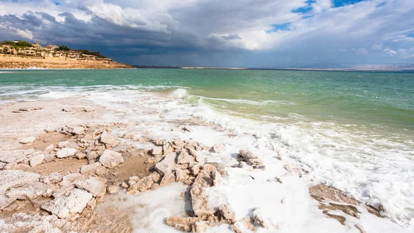 Utsikt över döda havet kusten i solig vinterdag — Stockfoto