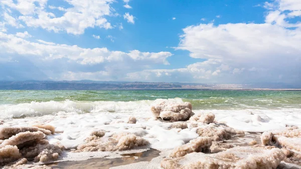 Crystalline salt on surface of Dead Sea waterfront — Stock Photo, Image