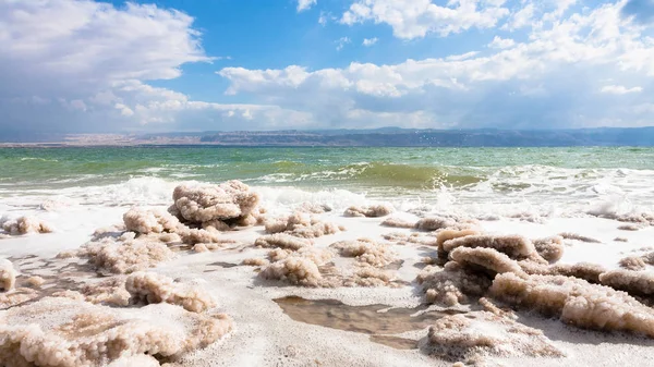 Kristallijn zout op de oppervlakte van de Dode Zee kust — Stockfoto