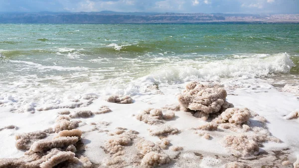 Kristallijn zout op de oppervlakte van de dode Zeekust — Stockfoto